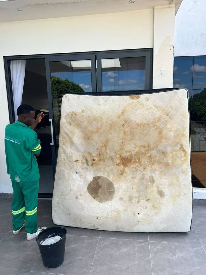 Antes: Colchão antes e depois de uma limpeza feita pela equipa Teclean.