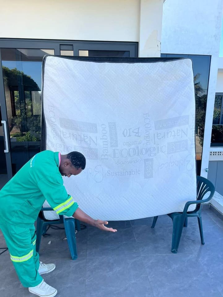 Depois: Colchão antes e depois de uma limpeza feita pela equipa Teclean.